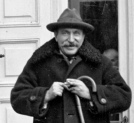 Poseł Rajmund Jaworowski przed Belwederem w Warszawie w 1930 roku.