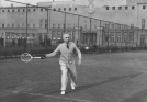 Gen. Kazimierz Sosnkowski gra w tenisa na korcie Legii w Warszawie. (maj 1938 r.)