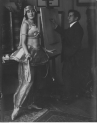 Artysta malarz Leopold Gottlieb malujący portret tancerki Leili Bederkhan, która pozuje do obrazu.