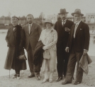 Lucyna Kotarbińska, Karol Irzykowski, Jan Lorentowicz i dwie niezidentyfikowane osoby podczas spaceru w Truskawcu.