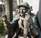 Figura Jana Krzeptowskiego Sabały z pomnika Tytusa Chałubińskiego w Zakopanem.