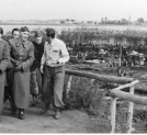 Marszałek Edward Rydz-Śmigły podczas zwiedzania terenu wykopalisk w Biskupinie we wrześniu 1937 r.