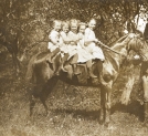 Dzieci Karola Stromengera siedzące na koniu.