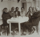 Lucyna Kotarbińska, Karol Irzykowski, Wanda Wasilewska i Jan Lorentowicz podczas śniadania na tarasie domu wypoczynkowego w Truskawcu.