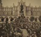 Uczestnicy Uniwersalnego Kongresu Esperantystów w 1912 roku pod pomnikiem Mickiewicza w Krakowie.