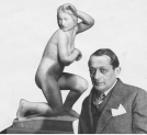 Henryk Kuna obok swojej rzeźby "Jutrzenka".