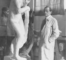 Artysta rzeźbiarz Henryk Kuna w swojej pracowni.