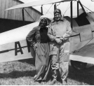 Janina Loteczkowa i Kazimierz Piotrowski przy samolocie przed odlotem z Krakowa na Międzynarodowe Zawody Lotnicze w Warszawie w maju 1935 roku.