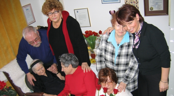  Irena Sendlerowa wśród członków Stowarzyszenia Dzieci Holokaustu (od lewej:Julian Pyz, Elżbieta Ficowska, Krystyna Budnicka, córka Janina Zgrzembska, Joanna Sobolewska i Małgorzata Indraszyk)/Irena Sendler (1910-2008).  