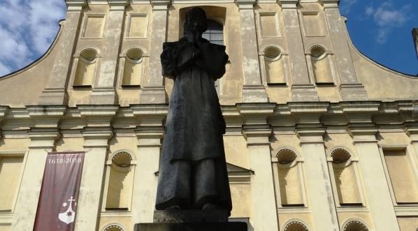  Pomnik św. Rafała Kalinowskiego przed kościołem klasztoru karmelitów bosych na Wzgórzu św. Wojciecha w Poznaniu.  
