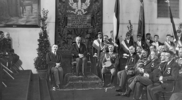  Dekoracja sztandarów warszawskich szkół akademickich odznaką 36 Pułku Piechoty Legii Akademickiej, Warszawa czerwiec 1929 r.  