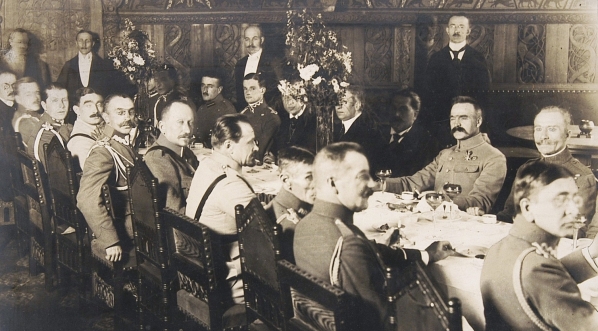  Józef Piłsudski i oficerowie Wojska Polskiego podczas wizyty w Poznaniu 26.10.1919 r.  