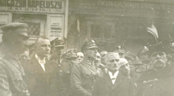  Uroczystość odsłonięcia na lwowskim ratuszu godła państwowego ufundowanego przez władze miejskie 25.09.1921 r.  
