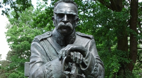  Pomnik Józefa Piłsudskiego w Sulejówku.  