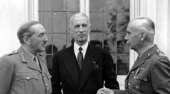  Generał Kazimierz Sosnkowski i brytyjski szef Sztabu Imperialnego gen. Alan Brooke podczas spotkania z prezydentem RP Władysławem Raczkiewiczem. (1945 r.)  
