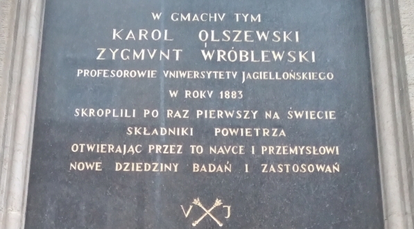  Tablica ku czci Olszewskiego i Wróblewskiego.  