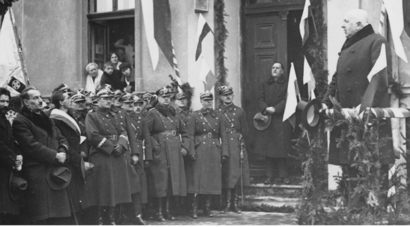  Odsłonięcie tablicy pamiatkowej ku czci Marszałka Józefa Piłsudskiego przy ul. Szlak 31 w Krakowie w marcu 1929 roku.  