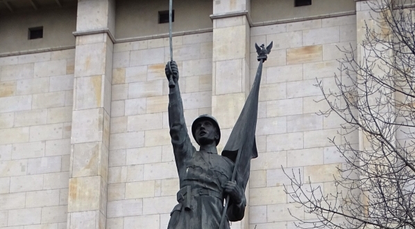  Pomnik Dowborczyków przed Muzeum Wojska Polskiego w Warszawie.  