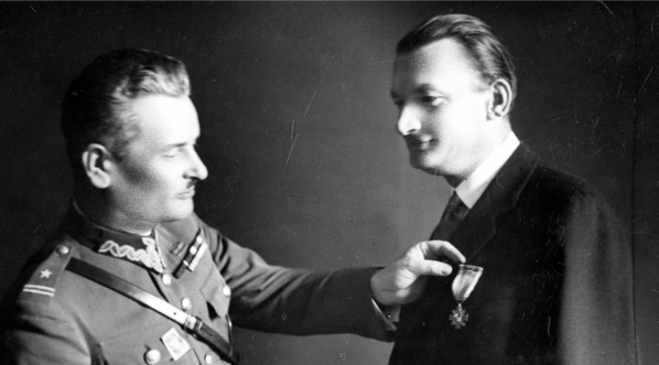  Wręczenie odznaczenia wojskowego wojewodzie poznańskiemu Rogerowi Raczyńskiemu w 1934 roku.  