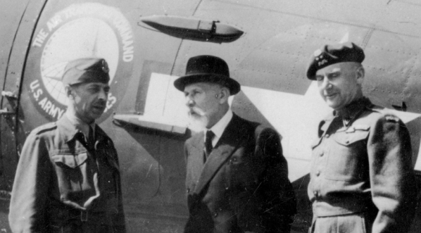  Powitanie przez premiera Tomasza Arciszewskiego gen. Tadeusza Bora-Komorowskiego, który przybył do Anglii po uwolnieniu z obozu w Niemczech, 12.05.1945 r.  