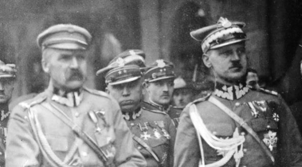  Józef Piłsudski z Władysławem Sikorskim i innymi oficerami  