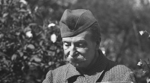  Gen. broni Karol Trzaska-Durski siedzi na ławce w swoim ogrodzie i czyta "Ilustrowany Kurier Codzienny", wrzesień 1934 rok.  