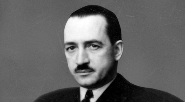  Julian Piasecki, wiceminister komunikacji.  