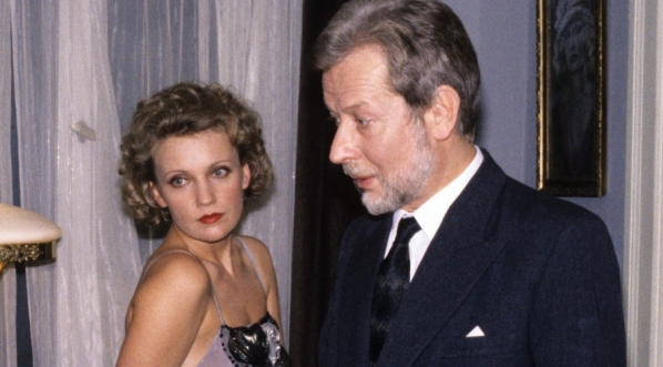  Miara Pakulnis i Władysław Kowalski w filmie Jerzego Sztwiertni "Oszołomienie" z 1988 roku.  