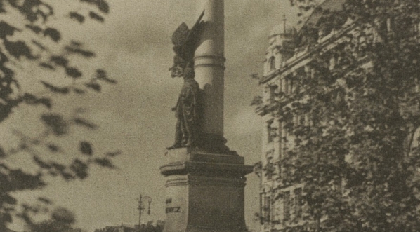  Pomnik Mickiewicza we Lwowie.  