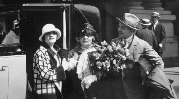  Pola Negri ze swoją matką Eleonorą Chałupiec w Kalifornii w 1925 roku.  