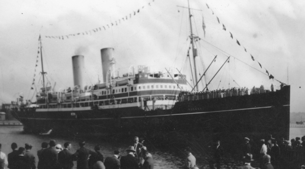  Statek pasażerski s/s "Pułaski" w Gdyni w 1932 roku.  