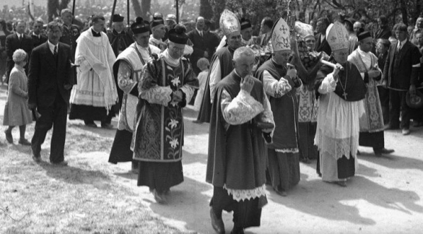  Procesja z relikwią ręki św. Stanisława w Szczepanowie w maju 1936 roku podczas uroczystości 900-nej rocznicy urodzin świętego.  