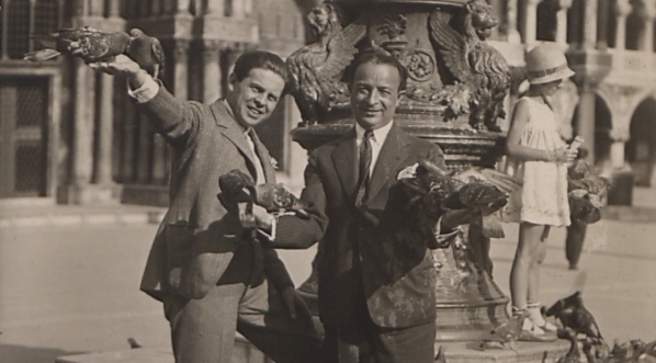  Ryszard Ordyński (pierwszy z lewej) i Paweł Kochański na placu św. Marka w Wenecji  