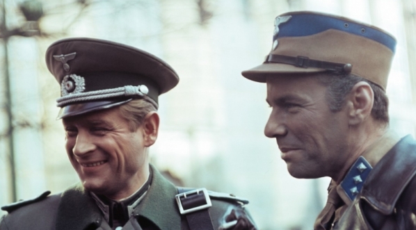  Aktor Stanisław Mikulski i reżyser Andrzej Konic na planie serialu "Stawka większa niż życie" (odc. Hotel Excelsior)  w 1968 roku.  