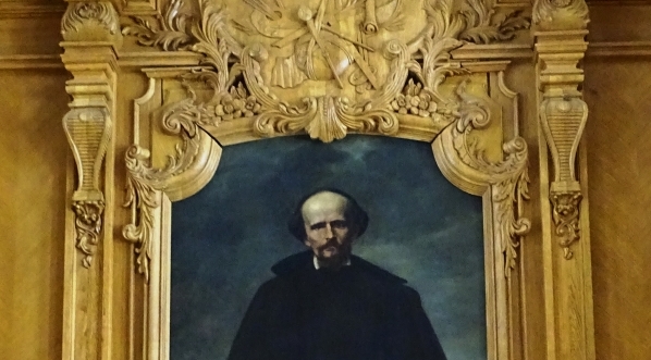  Portret Rogera Raczyńskiego w nastawie kominkowej w bibliotece pałacu w Rogalnie.  