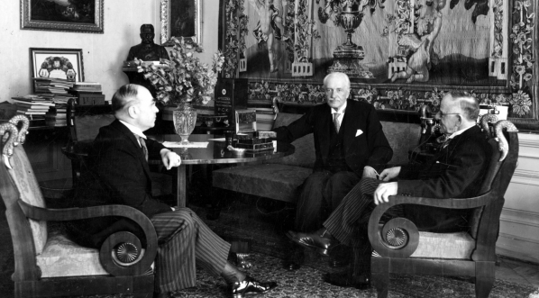  Prezes Izby Polsko-Australijskiej Dalwood (z prawej) i konsul Władysław Noskowski (z lewej) na audiencji u prezydenta RP Ignacego Mościckiego. (25 czerwca  1935 r.)  