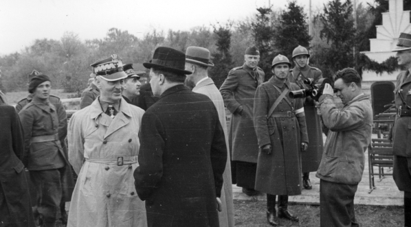  1 Dywizja Grenadierów Wojska Polskiego we Francji - obchody święta 3 Maja i uroczystość nadania miana Grenadierów odbywające się przy szosie Autreville-Martigny. (foto. Czesław Datka, maj 1949 r.)  
