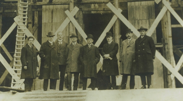  Zwiedzenie budowy przez wojewodę Dr. M. Grażyńskiego w towarzystwie wicewojewody Dr. Z. Żurawskiego oraz członków Rady Wojewódzkiej, Katowice listopad 1926 r.  