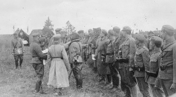  Uroczystość wręczenia przez Józefa Piłsudskiego odznaki "za wierną służbę" oficerom i żołnierzom I Brygady Legionów w Piasecznie 6.08.1916 r.  