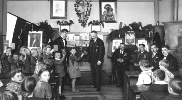  Wręczanie uczniom szkoły powszechnej w Krzyżkowicach książeczek oszczędnościowych w kwietniu 1932 r.  