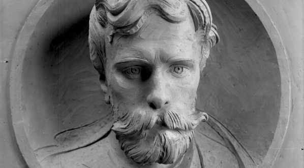  Płaskorzeźba dłuta artysty rzeźbiarza Karola Hukana przedstawiająca Stanislawa Wyspiańskiego.  