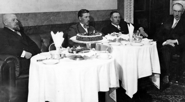  Spotkanie w Warszawie ministra przemysłu i handlu Eugeniusza Kwiatkowskiego z ministrem pracy i opieki społecznej Aleksandrem Prystorem i ministrem reform rolnych Witoldem Staniewiczem, maj 1930 roku.  