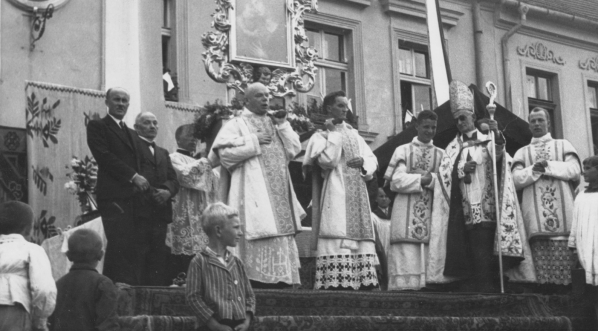  Wprowadzenie odnowionego obrazu Matki Bożej Myślenickiej do kaplicy kościoła parafialnego w Myślenicach w czerwcu 1939 roku.  