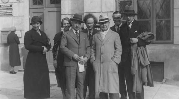  Pianista Józef Hofmann w grupie osób przed inauguracyjnym koncertem orkiestry Filharmonii Warszawskiej 29.09.1934 r.  