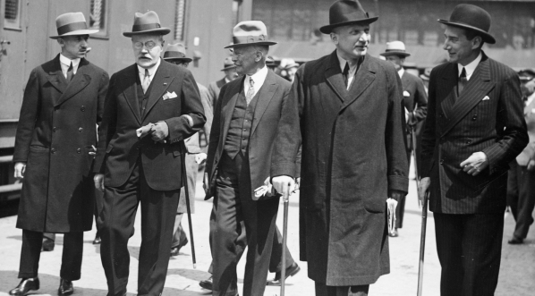  Wyjazd z Warszawy delegacji polskiej na konferencję w Lozannie w sprawie reparacji wojennych w czerwcu 1932 roku.  