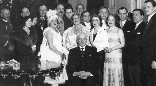  Prezydent RP Ignacy Mościcki z grupą artystów biorących udział w rewii zorganizowanej przez Komitet Dożywiania Biednych Dzieci przy Gabinecie Prezydenta RP, z której dochód przeznaczono na zakup odzieży dla dzieci 18.12.1932 r.  
