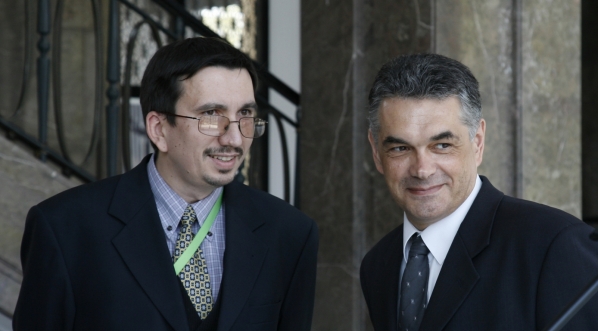  Tomasz Łabuszewski (naczelnik Oddziałowego Biura Edukacji Publicznej IPN w Warszawie) i Janusz Kurtyka, Warszawa, 27 kwietnia 2007 r.  