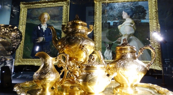  Garnitur do herbaty państwa Paderewskich z ich portretami w tle.  