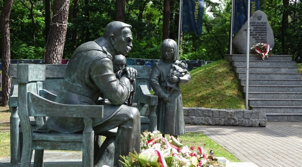  Pomnik Józefa Piłsudskiego z córkami w Sulejówku.  