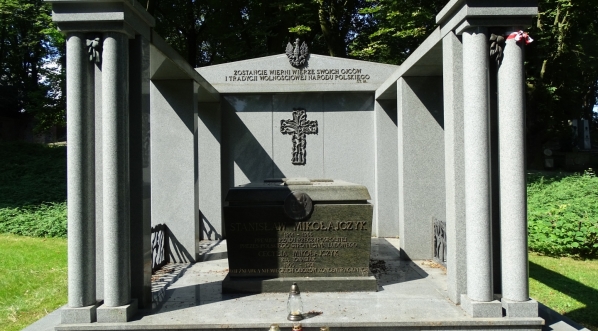  Grobowiec Stanisława Mikołajczyka i jego żony Cecylii na Cmentarzu Zasłużonych Wielkopolan w Poznaniu.  